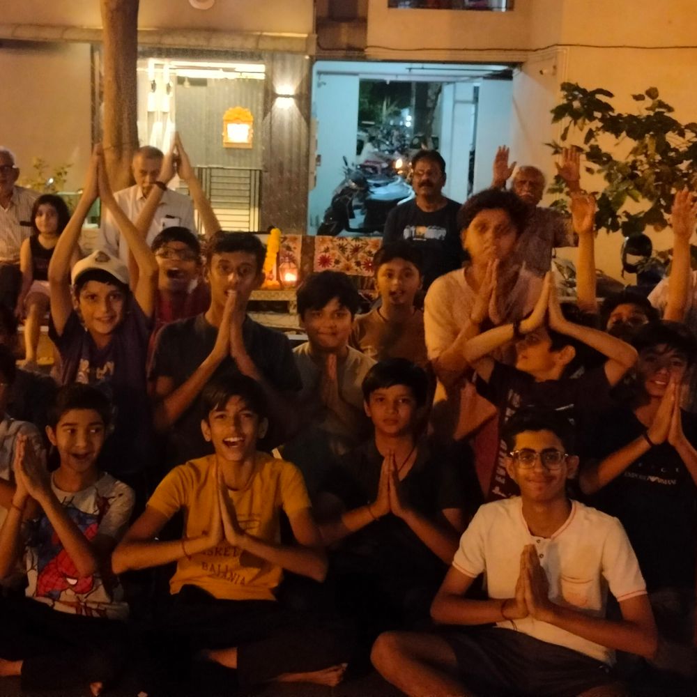 સરદાર પટેલ નગરમાં બાળકો દ્વારા હનુમાન ચાલીસાના પાઠ અને રાજેન્દ્રભાઈની ટીમ દ્વારા મહત્વ સમજાવવામાં આવ્યું.