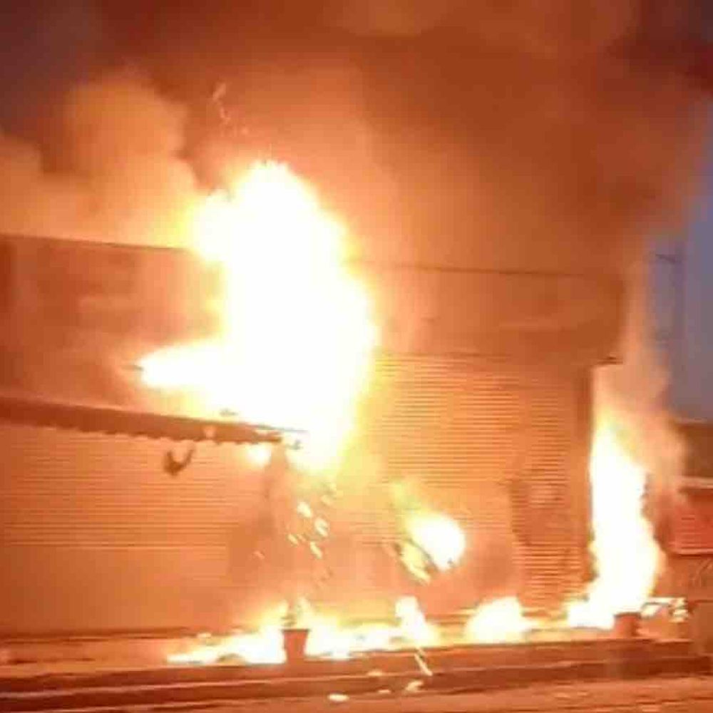 આબુરોડની વાસડા વાઇન શોપમાં આગ:વહેલી સવારે લાગી, મોટું નુકસાન થયું