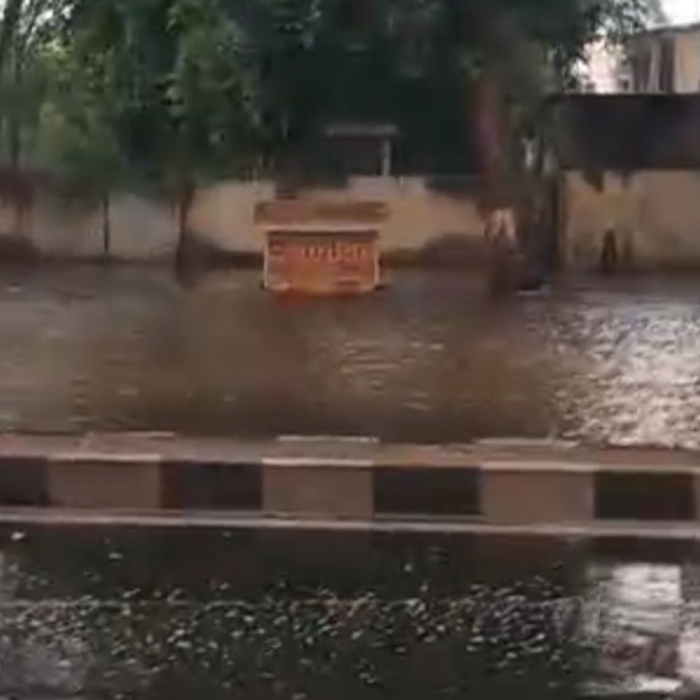 વિના વરસાદે રસ્તા પર તળાવ ભરાયું:સેક્ટર 5-13માં પાણીની મુખ્ય લાઈનમાં ભંગાણ, હજારો લિટર પાણીનો વેડફાટ