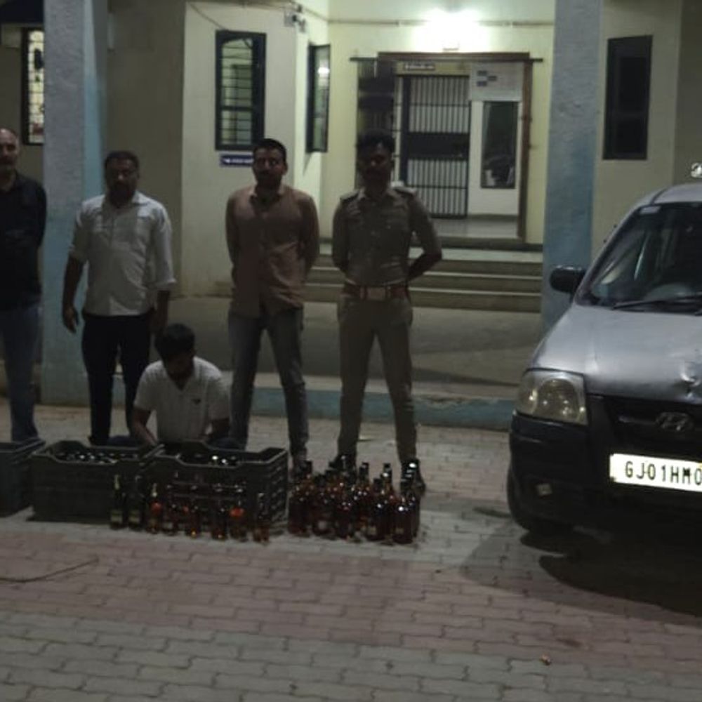 માળીયા ચેકપોસ્ટ પરથી દારૂ ભરેલી કાર ઝડપાઈ:ચોરખાનામાંથી 96 બોટલ દારૂ સાથે એક શખ્સ પકડાયો, 2.16 લાખનો મુદ્દામાલ જપ્ત