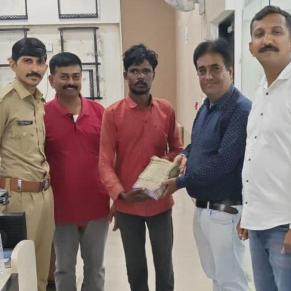 વેપારીના ગુમ ₹6 લાખ પોલીસે નેત્રમ દ્વારા પરત અપાવ્યા:સીસીટીવી અને ત્વરિત કાર્યવાહીથી ગણતરીના કલાકોમાં સફળતા