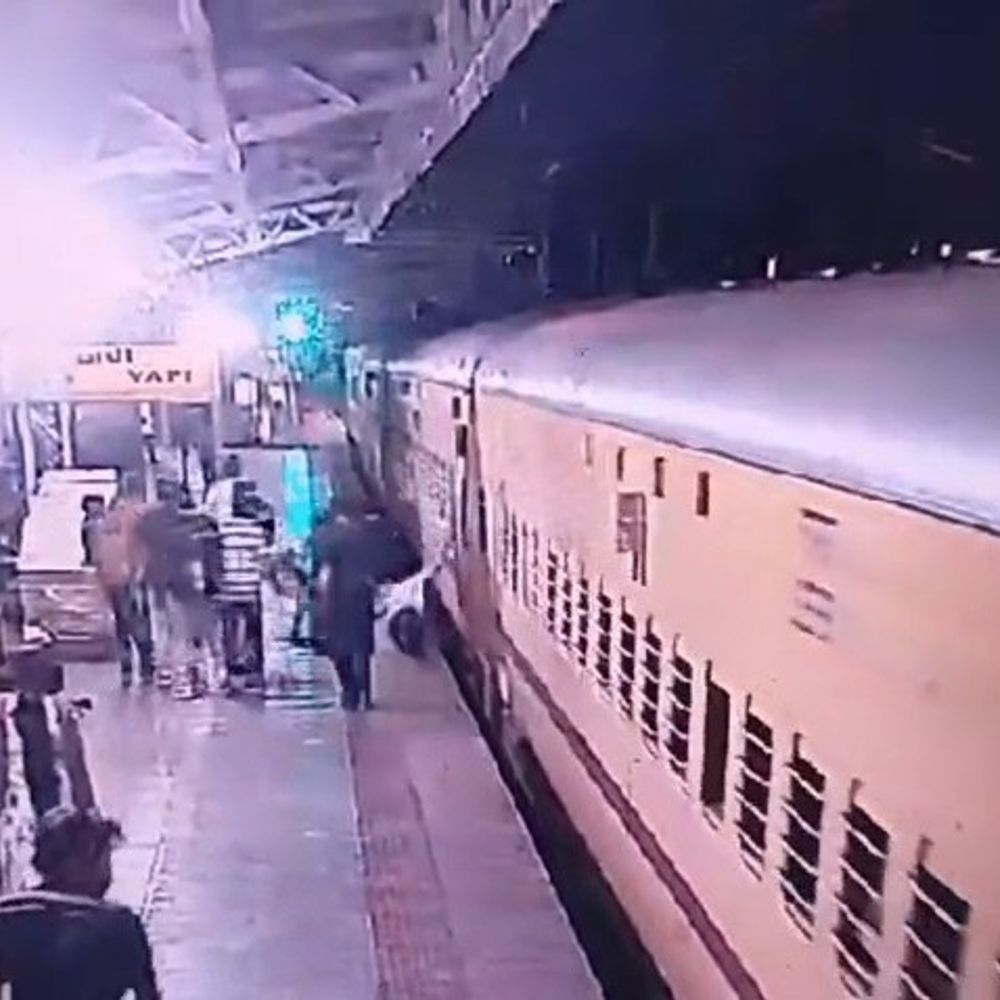 વાપી સ્ટેશન પર RPF જવાનોએ મુસાફરનો જીવ બચાવ્યો:ચાલુ ટ્રેને ઉતરતા પ્લેટફોર્મ ગેપમાં ફસાયેલા વ્યક્તિનો આબાદ બચાવ