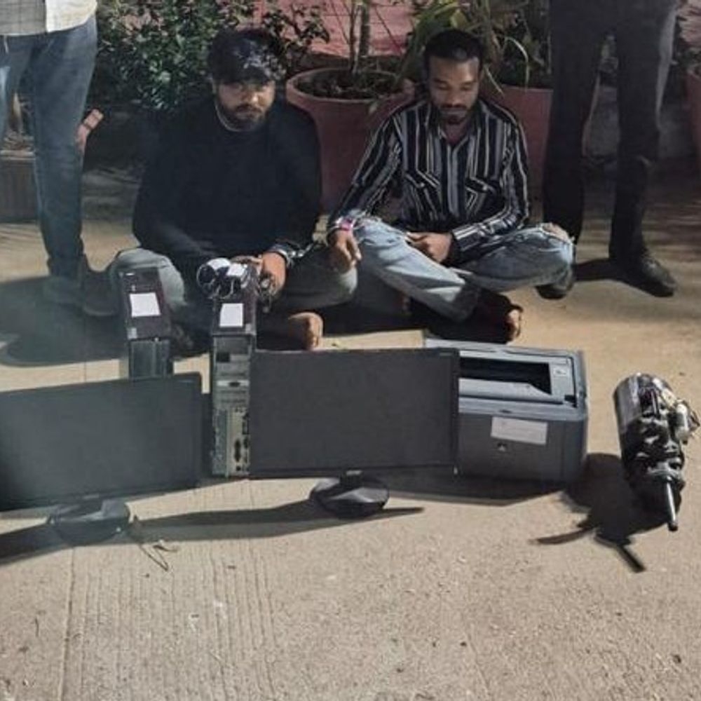 સાબરકાંઠા LCBએ ચોરીના સામાન સાથે બે શખસ ઝડપ્યા:સાડા ત્રણ વર્ષ પહેલા નવાનગર આરોગ્ય કચેરીમાં ચોરી કરી હતી