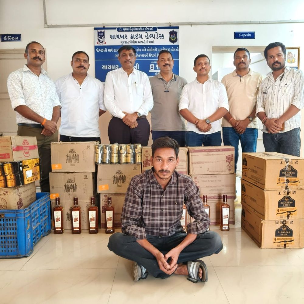 હિંમતનગરમાં રહેણાંક મકાનમાંથી 2.58 લાખનો વિદેશી દારૂ ઝડપાયો:એક પકડાયો, બે ફરાર; કુલ ત્રણ સામે ગુનો નોંધાયો