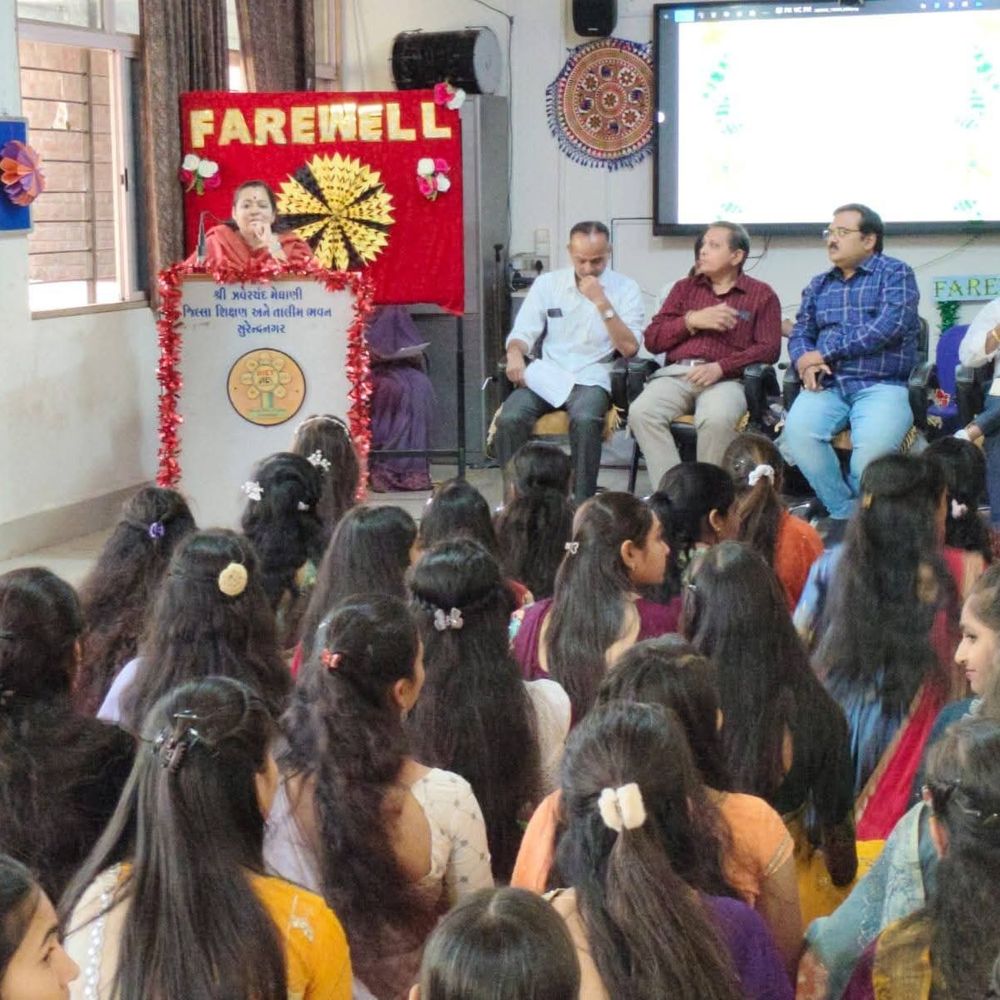 સુરેન્દ્રનગર DIETમાં B.Ed.ની નવમી બેચનો દીક્ષાંત સમારોહ: ડૉ. નિલેશ ત્રિવેદીનું પ્રવચન.