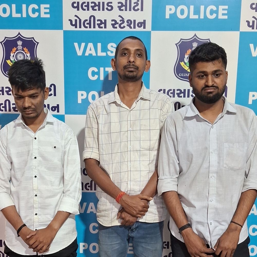 વલસાડ પોલીસ સ્ટેશનમાં નશામાં ધૂત થઈ લવારા:બે વકીલ સહિત ત્રણ સામે ગુનો, પોલીસે કાયદેસર કાર્યવાહી કરી