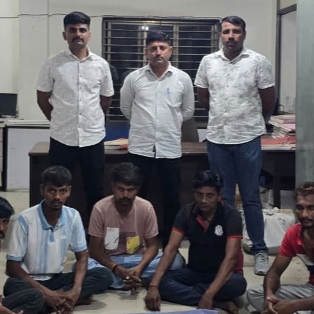 મંદિર પાછળ જુગાર રમતા પાંચ ઝડપાયા:બાપોદ પોલીસે બાતમીના આધારે રેડ પાડી, 49 હજારથી વધુનો મુદ્દામાલ જપ્ત