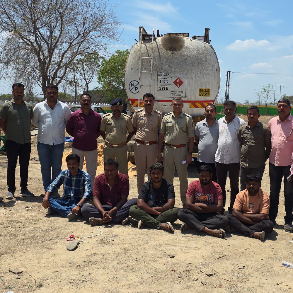 LCBએ 29 હજાર લિટર જ્વલંતશીલ પ્રવાહીનો જથ્થો ઝડપ્યો:વાંકાનેરના ભલગામ પાસે ગેરકાયદે ટ્રકોમાં ઇંધણ તરીકે વેચાતું, ₹48.33 લાખનો મુદ્દામાલ જપ્ત, 5ની ધરપકડ