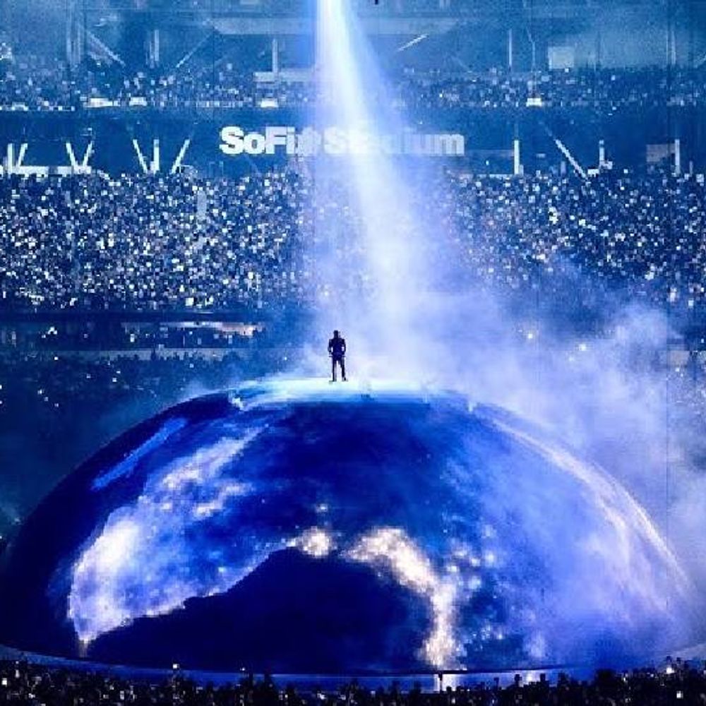 કાન્યે વેસ્ટે 'ફરતી પૃથ્વી'ના સ્ટેજ પર પરફોર્મ કર્યું:ચાર વર્ષ પછી અમેરિકન રેપરનો કોન્સર્ટો યોજાયો, આવતા મહિને દિલ્હીમાં પરફોર્મ કરશે