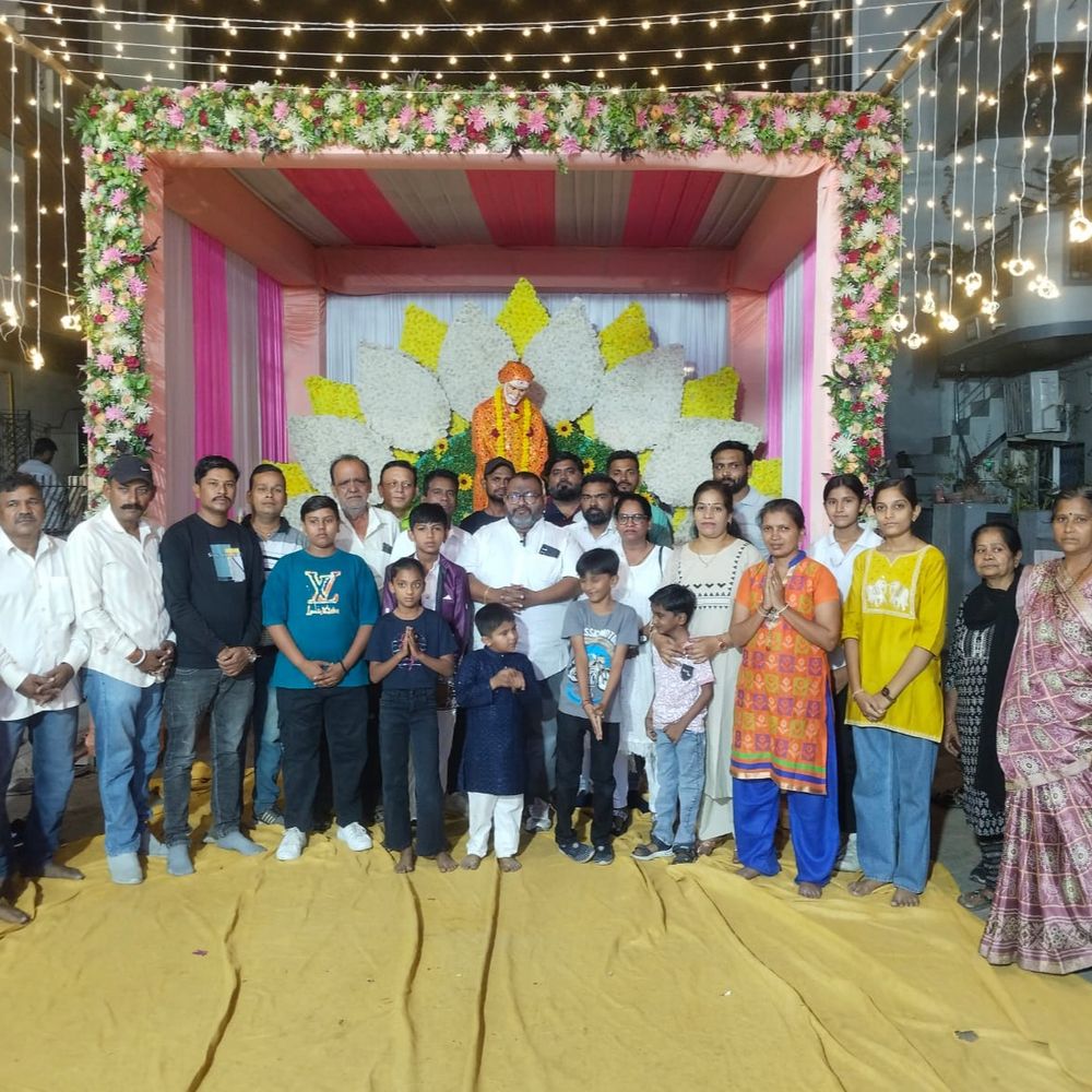 વડોદરાના આજવા રોડ પર સાંઈબાબા મહાઆરતી:જાધવ અમી શ્રદ્ધા યુવક મંડળ દ્વારા મહાપ્રસાદનું આયોજન, મોટી સંખ્યામાં ભાવિકો ઉમટ્યા