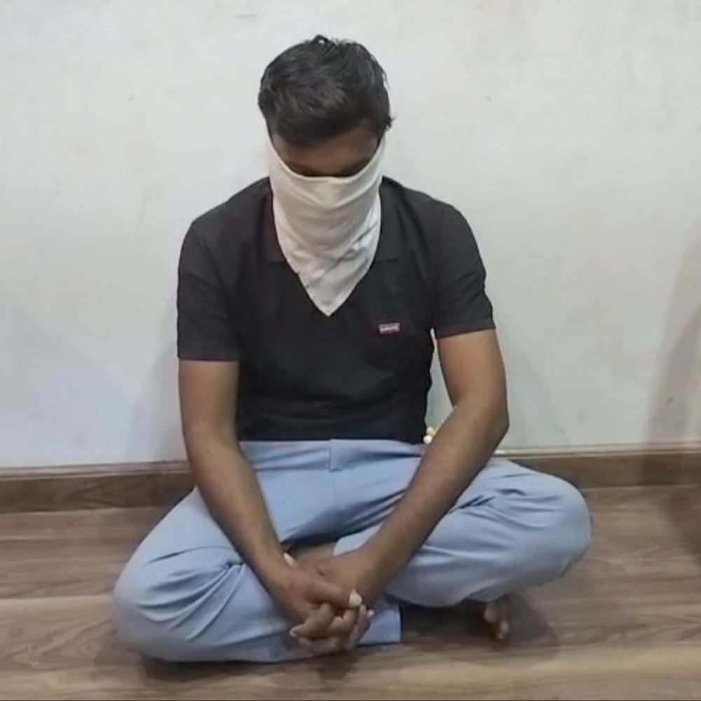 IPL મેચ પર ઓનલાઈન સટ્ટો રમાડતો શખ્સ ઝડપાયો:પેરોલફ્લો સ્ક્વોર્ડે મોબાઈલ સાથે એકને દબોચ્યો, સટ્ટો રમાડતા અને આઈડી આપનાર સામે ફરિયાદ