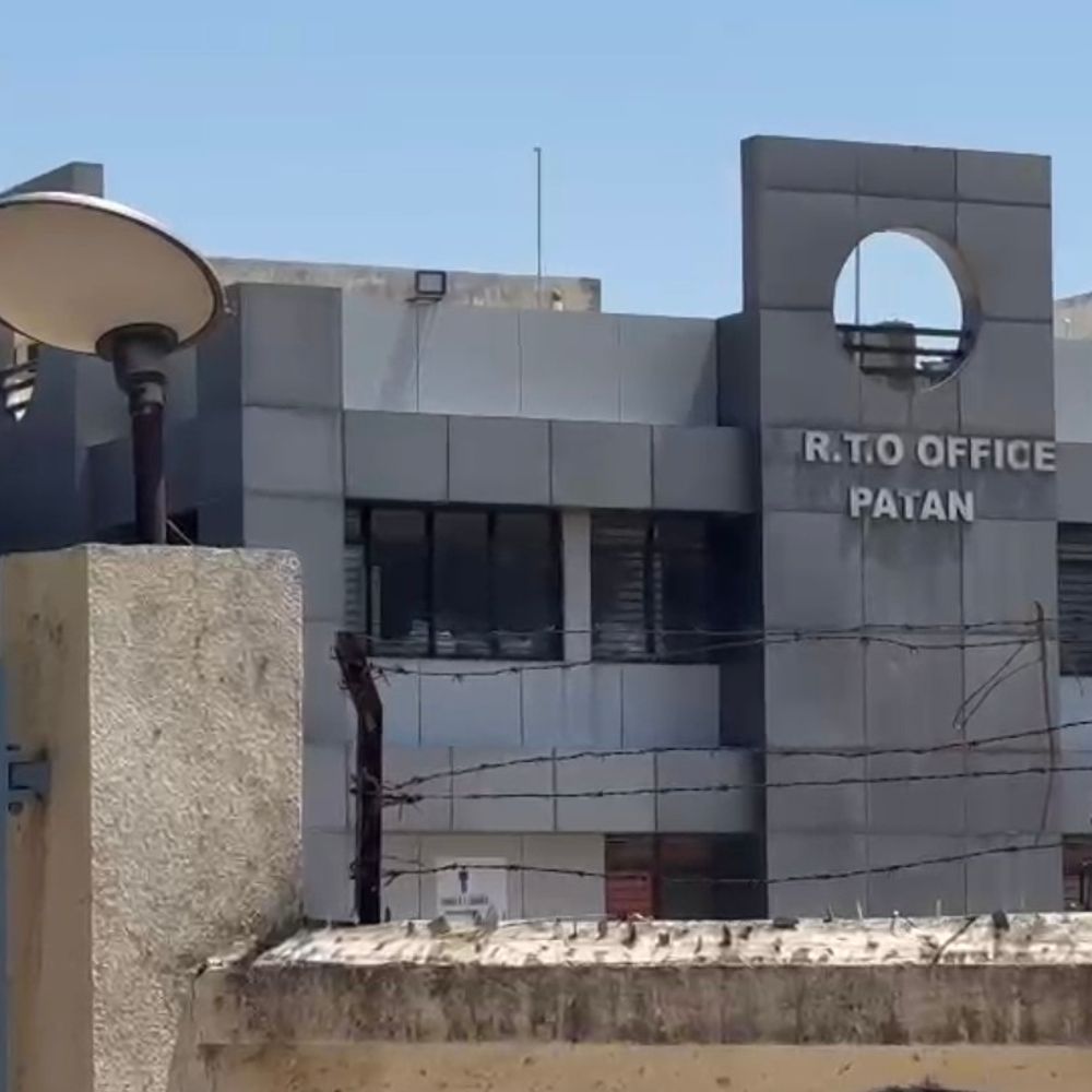 ગુજરાતમાં RTO કચેરીઓને બોમ્બથી ઉડાવી દેવાની ધમકી:પાટણ RTO કચેરી સાવચેતીના ભાગરૂપે ખાલી કરાવાઈ: પોલીસનું સઘન સર્ચ ઓપરેશન