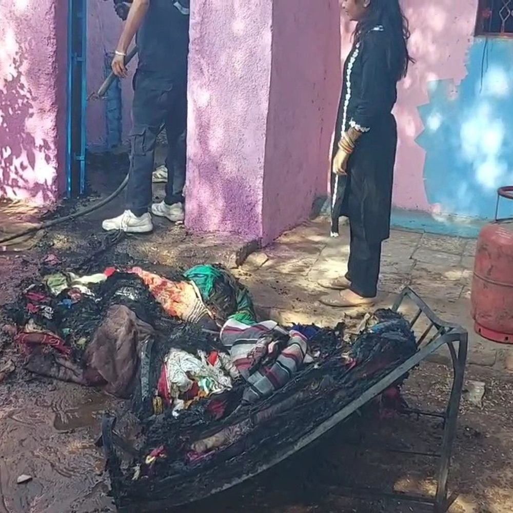 છોટા ઉદેપુરના ફતેપુરામાં એક મકાનમાં આગ:રહેણાંક મકાનમાં ભીષણ આગમાં ઘરવખરી સહિતનો સામાન બળીને ખાખ થયો, જીવનભરની મૂડી રાખમાં ફેરવાઈ