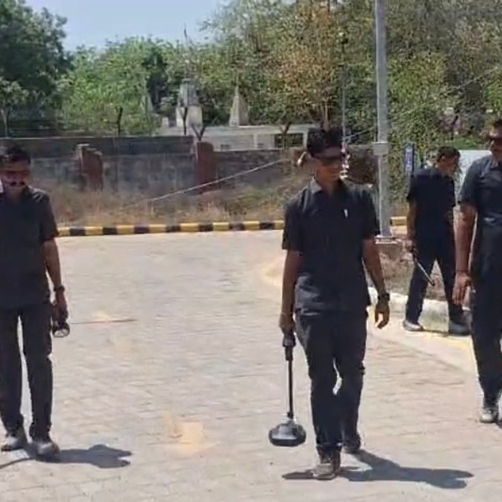 ભુજ RTO કચેરીને બોમ્બથી ઉડાવી દેવાની ધમકી:ઈમેલ મળતા પોલીસની બોમ્બ અને ડોગ સ્ક્વોડની મદદથી તપાસ, અગાઉ ભુજની કોર્ટને પણ ધમકી મળી હતી