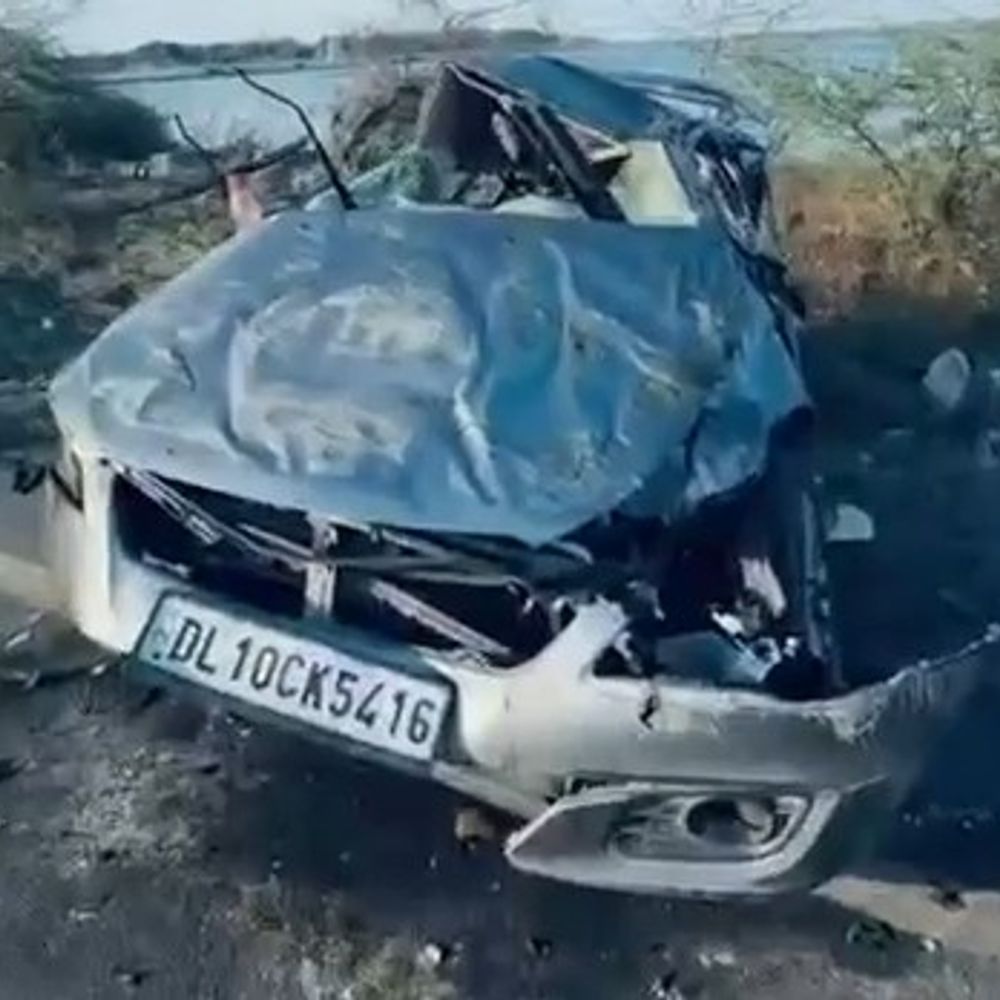 જામનગરમાં નેવી અધિકારીઓની કારનો અકસ્માત, એકનું મોત:વ્હીલ છૂટું પડતાં કાર પલટી, તાલીમાર્થી ગાડીમાંથી બહાર ફંગોળાઈ જતાં મોતને ભેટ્યો, બેને ઈજા