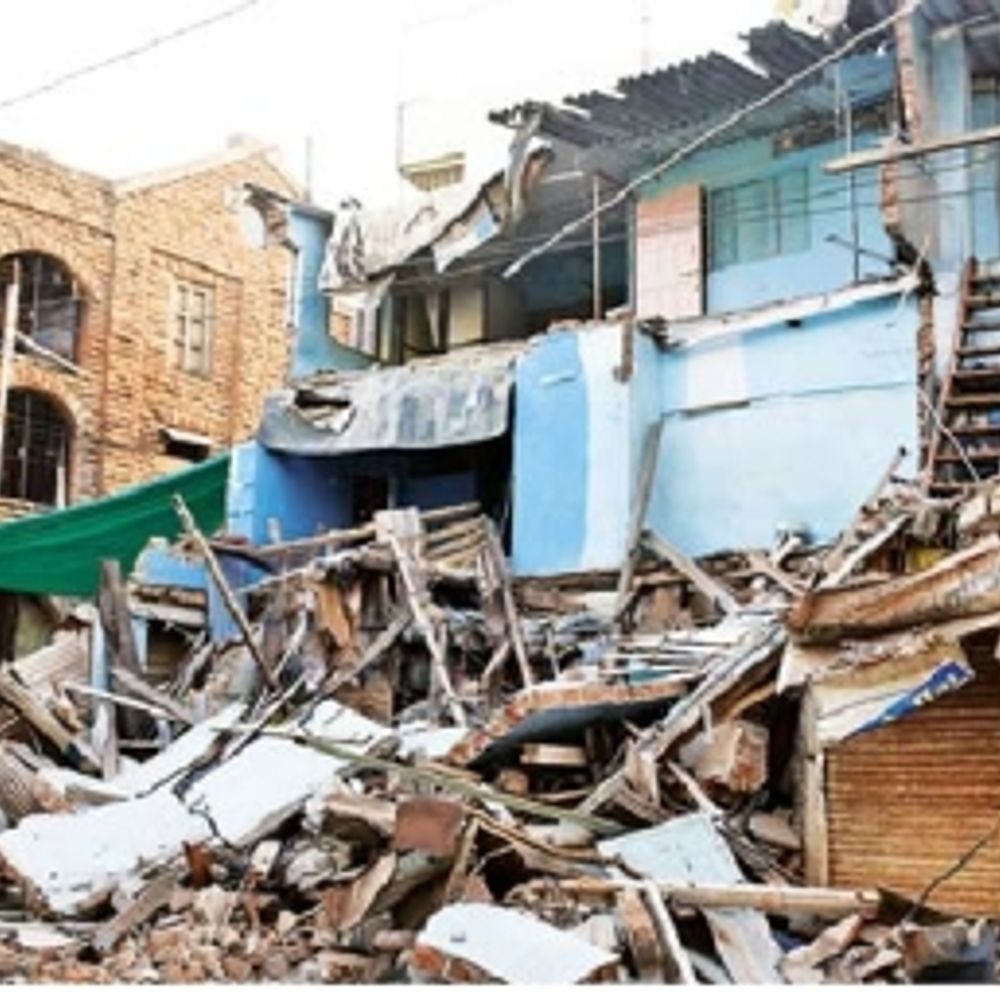 જર્જરિત ઈમારત ધરાશાયી: દરબારી કોઠાર પાસે મોડી રાત્રે જર્જરિત મિલકત ધડાકાભેર ધરાશાયી. કોઈ જાનહાનિ નહીં.