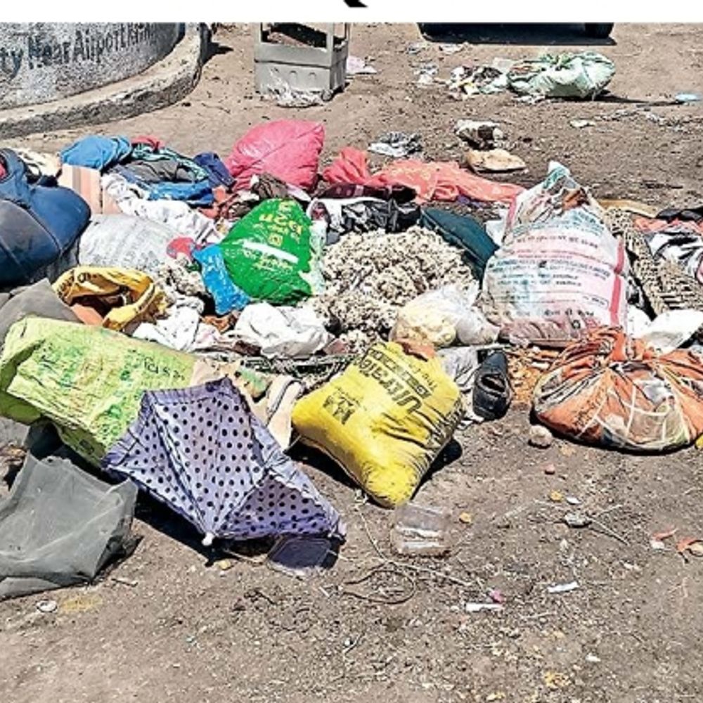 રંગ ઉપવન સોસાયટીના પ્રવેશદ્વારે કચરાના ઢગલા, સ્થાનિકો ફરિયાદ કરી થાક્યા.