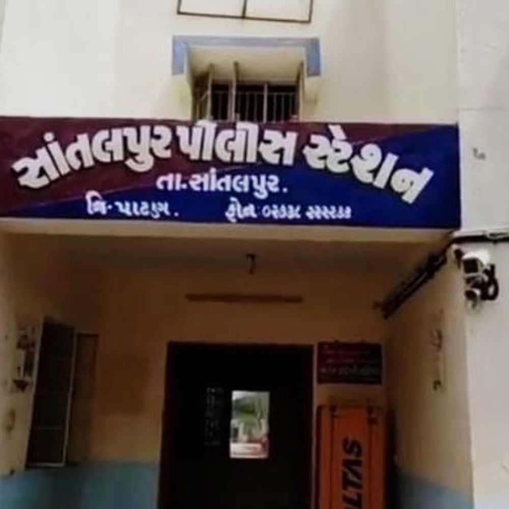 સાંતલપુરના પીપરાળામાં ઘર બહાર સૂતેલા દંપતીને તસ્કરોએ નિશાન બનાવ્યાં:45 હજાર રોકડ તેમજ 60 હજારની કિંમતની સોનાની ચેન લૂંટી ફરાર