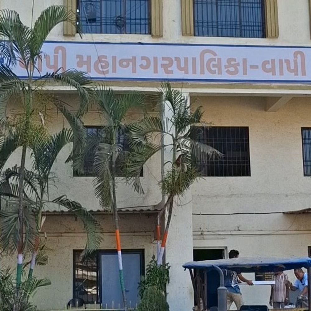 વાપી મહાપાલિકા ચૂંટણી: પ્રથમ દિવસે 130 ફોર્મ ઉપડ્યા:રાજકીય માહોલ ગરમાયો, 13 વોર્ડમાં 52 બેઠકો પર ચૂંટણી જંગ