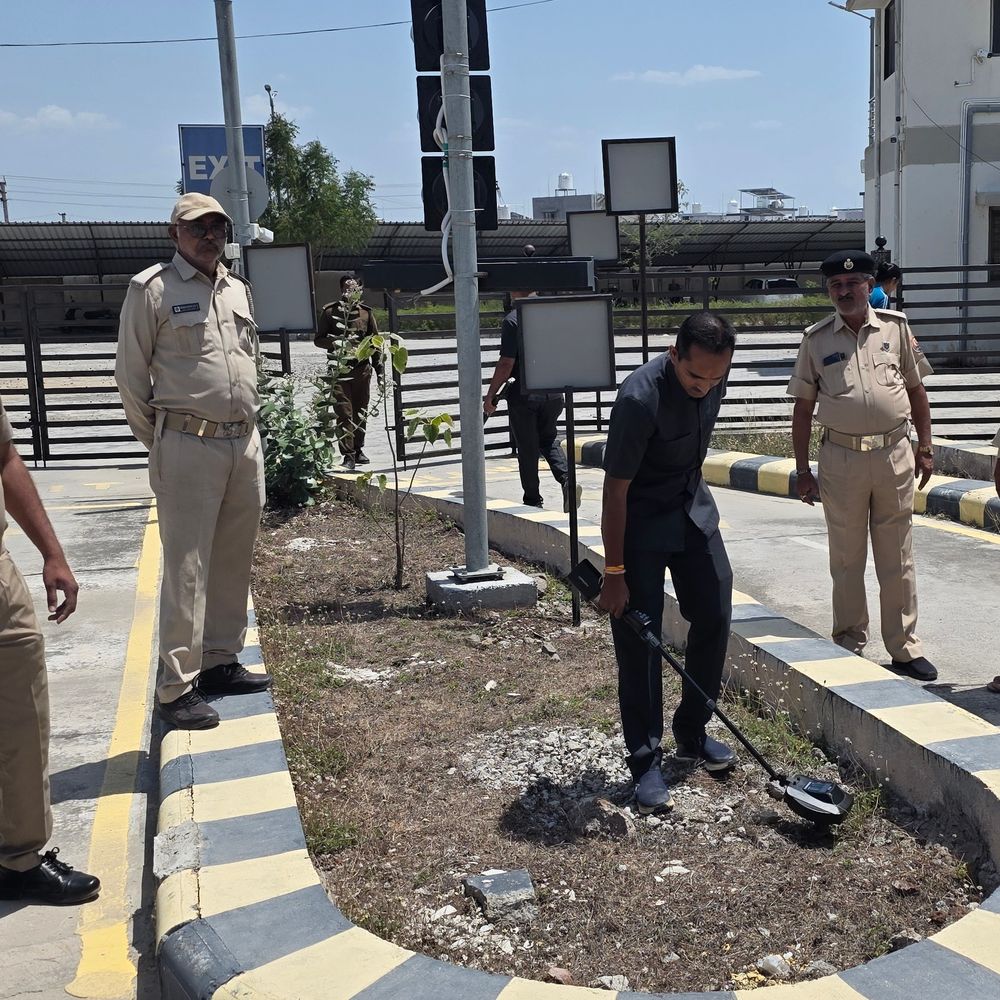 જામનગર RTO કચેરીને બોમ્બથી ઉડાવી દેવાનો ઈમેલ મળ્યો:કચેરીમાં સુરક્ષાના કારણોસર કામકાજ બંધ, તપાસમાં કંઈ શંકાસ્પદ વસ્તુ ન મળતા રાહત