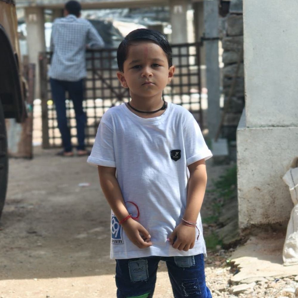 પોરબંદરમાં રખડતાં ઢોરના કારણે રિક્ષા પલટતાં 7 વર્ષીય બાળકનું મોત:ખાપટ-કોલીખડા રોડ પર રિક્ષાને અકસ્માત નડ્યો, ધોરણ-1ના વિદ્યાર્થિનીનું પ્રાણપંખેરું ઉડી ગયું, અન્ય એક ઈજાગ્રસ્ત