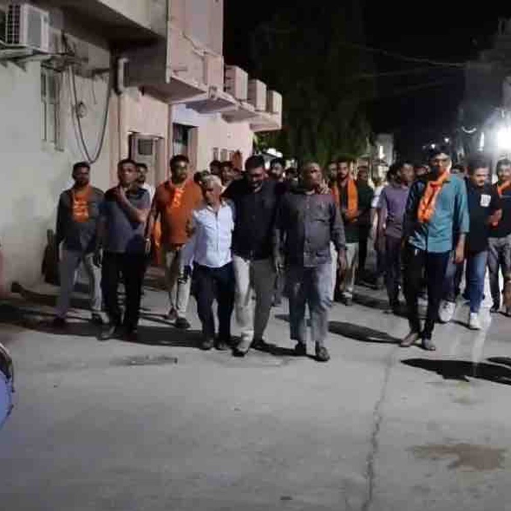 અમરેલીમાં ભાજપે ઉમેદવારો જાહેર થયા પહેલા પ્રચાર શરૂ કર્યો:શહેરમાં ઢોલ-નગારા સાથે રાત્રીના ડોર-ટુ-ડોર અભિયાનનો પ્રારંભ