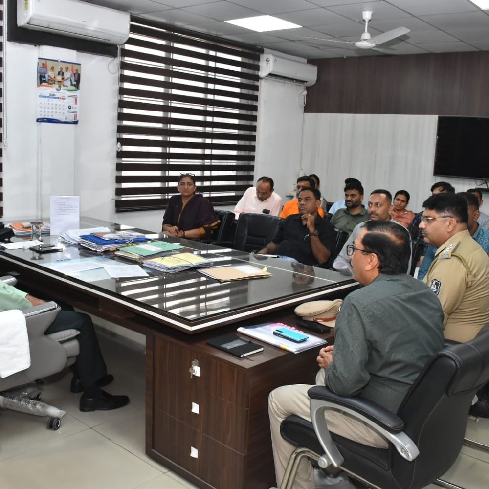 વલસાડમાં સ્થાનિક સ્વરાજ ચૂંટણી: નોડલ અધિકારીઓની બેઠક યોજાઈ:અધિક કલેક્ટરે નોડલ અધિકારીઓને ચૂંટણીલક્ષી જરૂરૂ માર્ગદર્શન આપ્યું