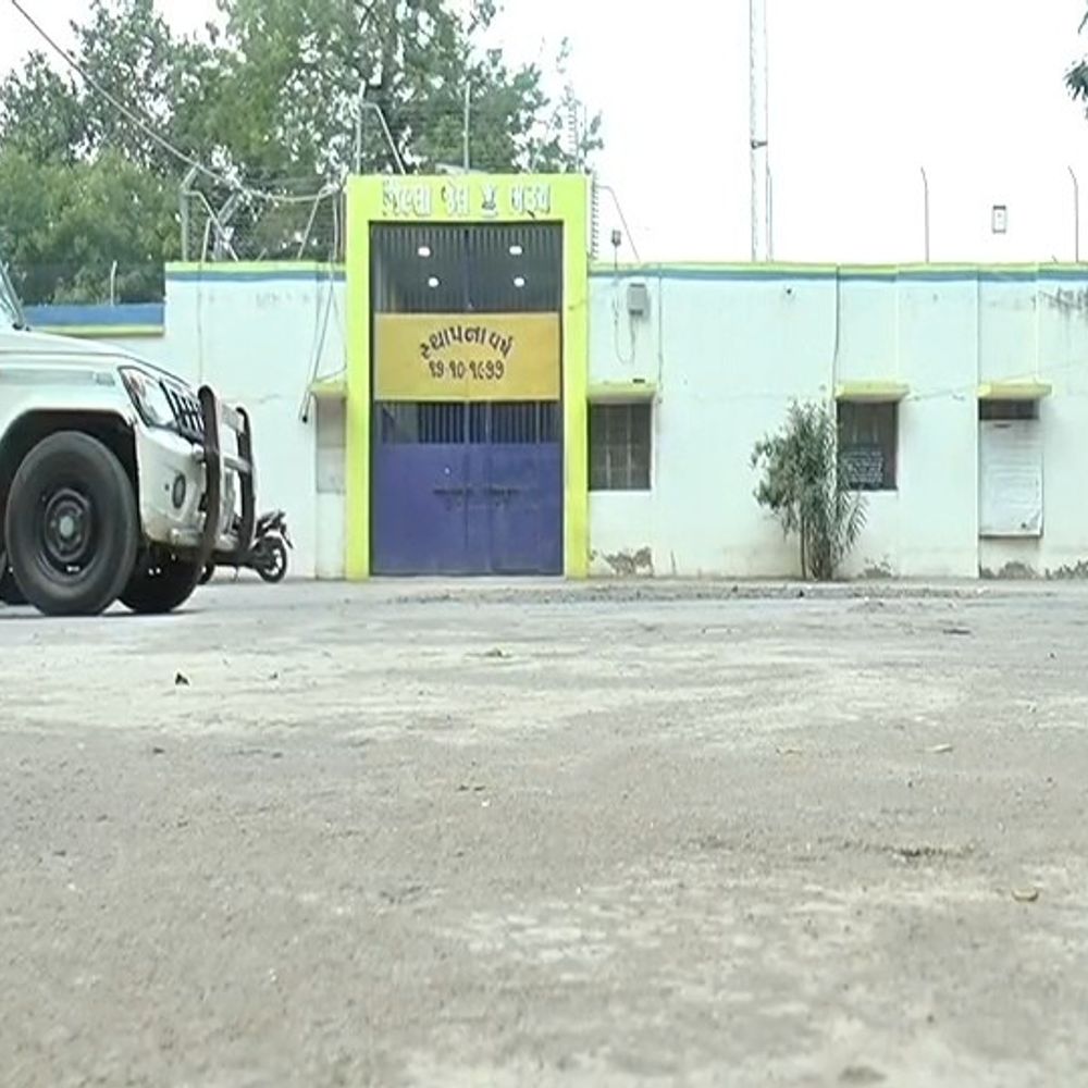 ભરૂચ સબજેલમાંથી 4 મોબાઈલ મળ્યા:બાથરૂમની દીવાલમાં સંતાડેલા ફોન મળતા સુરક્ષા ભંગની તપાસ