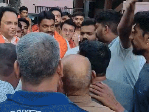 'શરમ આવે છે?, આ વિસ્તાર ભૂલી જજો': સુરતમાં BJP નેતાઓ સામે કાળા પાણીની ડોલ લઈ વિરોધ, 20 વર્ષનો રોષ.