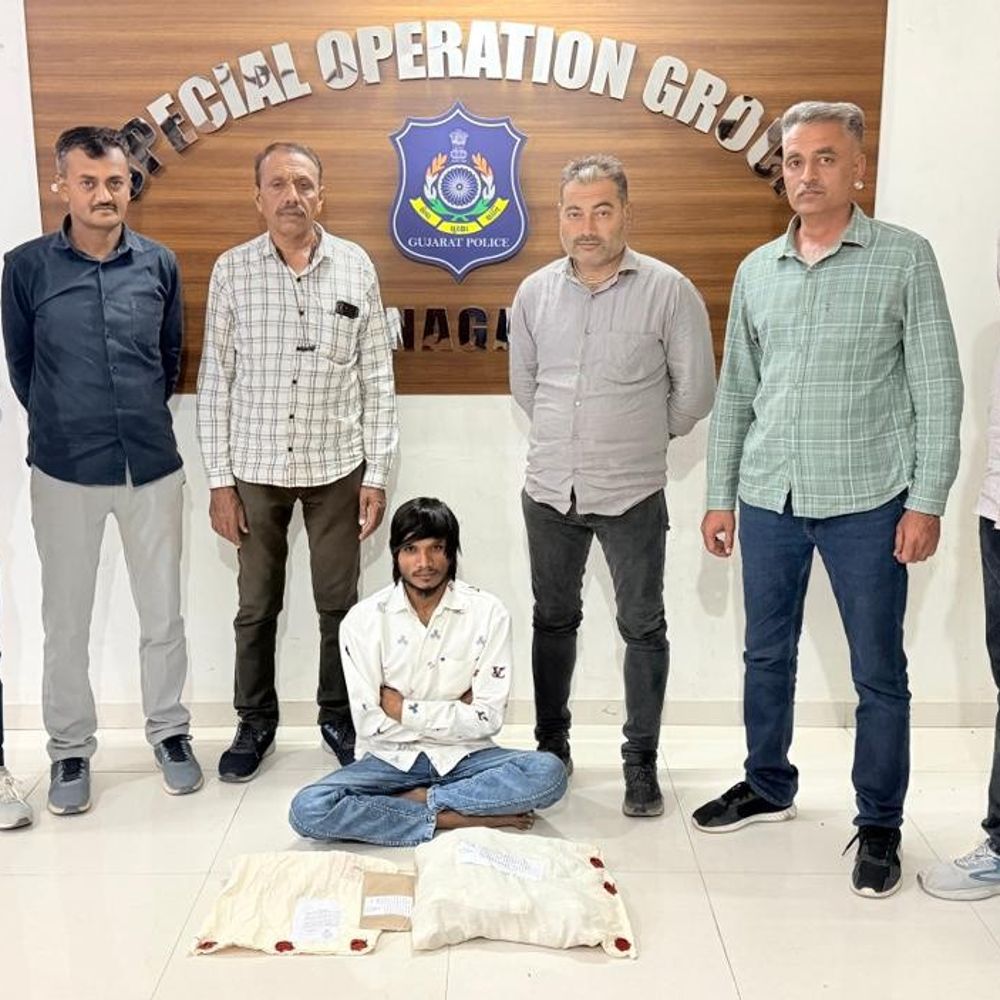 નશીલી કફ સિરપની બોટલો સાથે 'લપ' ઝડપાયો:મજેવડી દરવાજા પાસે રાત્રિના અંધારામાં એક્ટિવા પર સિરપ વેચવા નીકળ્યો, SOGએ દબોચતા મોરબી સુધી તાર ખૂલ્યા