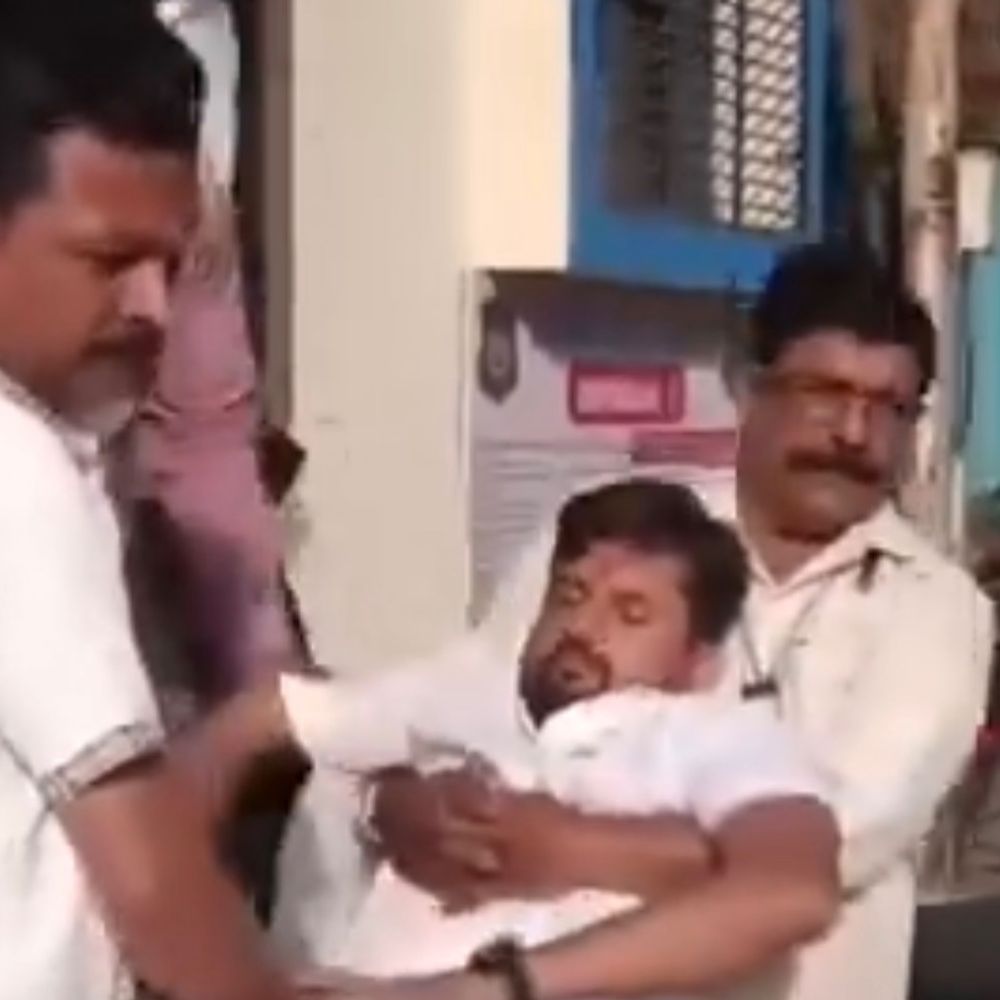 AI વીડિયો કાંડમાં પૂછપરછ દરમિયાન ‘આપ’ના ઉમેદવારની તબિયત લથડી:કાર્યકરો શ્રવણ જોશીને ઊંચકીને પોલીસ સ્ટેશન બહાર લાવ્યા, ટિકિટ મળ્યાંની ઉજવણી પણ ન કરી શક્યા