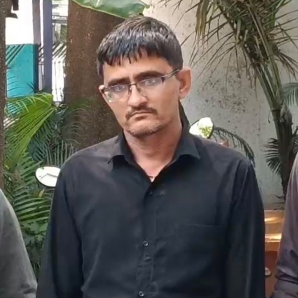 16 વર્ષથી પોલીસને થાપ આપતો આરોપી મહેસાણા હાઈવે ઝડપાયો:એકાઉન્ટન્ટની નોકરી છોડી ડ્રાઈવર બન્યો, 2009 માં ટેક્સટાઈલની ઓફિસમાંથી 3.60 લાખની ચોરી કરી હતી