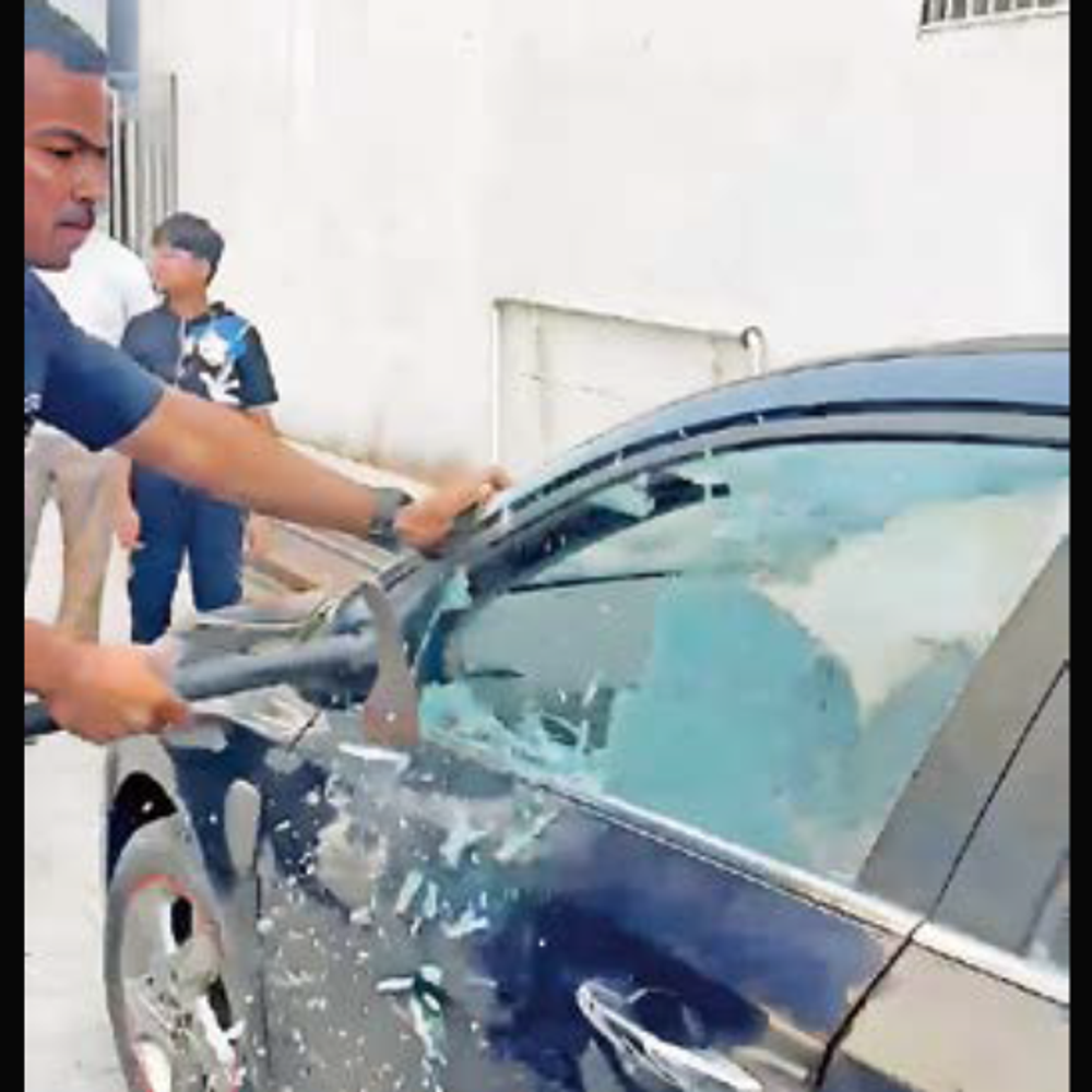 ફાયરબ્રિગેડે કાચ તોડી બાળકને બચાવ્યું: અલકાપુરીમાં કાર લોક થતાં 3 વર્ષનો બાળક 1 કલાક ફસાયો.