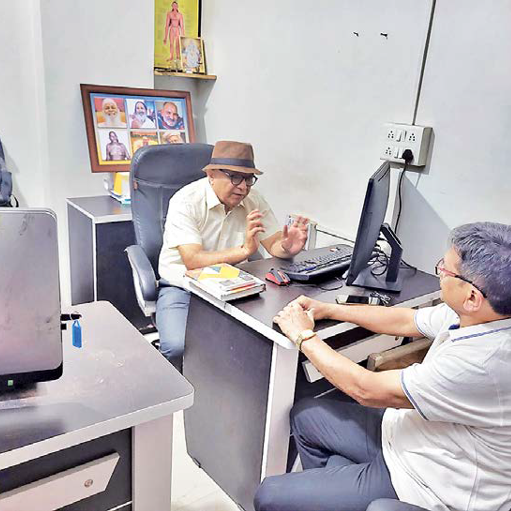 નિવૃત્ત બેંક કર્મચારીનું counseling અને કલમનું સંગમ: નિવૃત્તિ પછીની પ્રવૃત્તિ એટલે લોકોને શાંતિથી સાંભળીને મનનો ભાર હળવો કરવાનું કાર્ય.