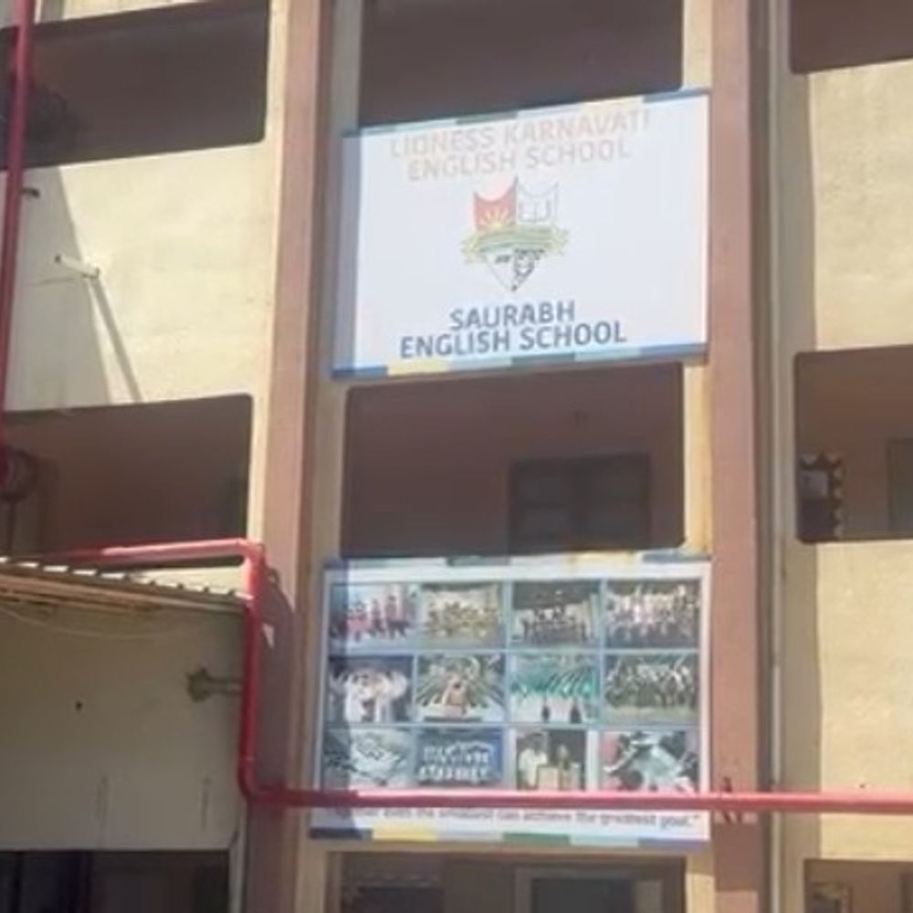 પરીક્ષાના પહેલા દિવસે જ નવા વાડજની સૌરભ સ્કૂલમાં વિવાદ:ફી બાકી હોય તેવા વિદ્યાર્થીઓને શાળા બહાર ઊભા રાખ્યાનો વાલીનો આક્ષેપ, કોઈ ભૂલ વાલીથી થયાનો સ્કૂલનો લૂલો બચાવ