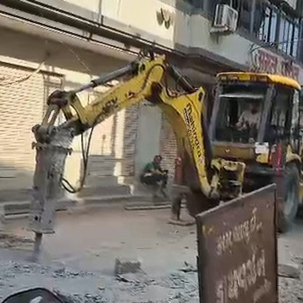 ભ્રષ્ટાચાર અને અણઘડ આયોજનનું પર્યાય બન્યું જુનાગઢ !:​‘રોડમાં ઢાળ રહી ગયો છે’ કહી ખુદ બાંધકામ સમિતિના ચેરમેને ભૂલ સ્વીકારી નવો રોડ તોડાવ્યો;વિપક્ષી નેતાનો ભાજપ પર પ્રહાર - ‘યાદશક્તિ વધારવા નેતાઓને કાજુ-બદામ ખવડાવો’