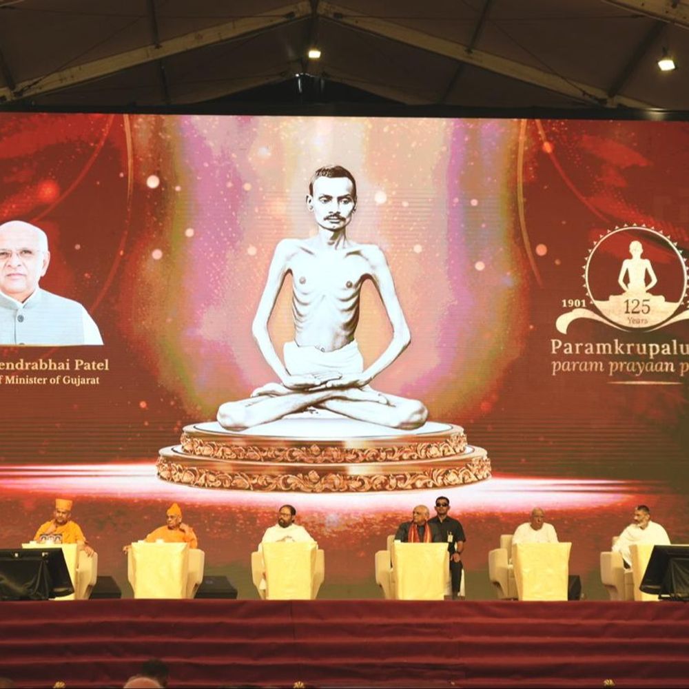 રાજકોટમાં આધ્યાત્મિક શક્તિનું ઘોડાપૂર:રાજકોટમાં દેશ-વિદેશના લાખો ભાવિકોની ઉપસ્થિતિમાં આત્મજ્ઞાની મહાપુરુષને અપાઈ ભાવભીની સ્મરણાંજલિ