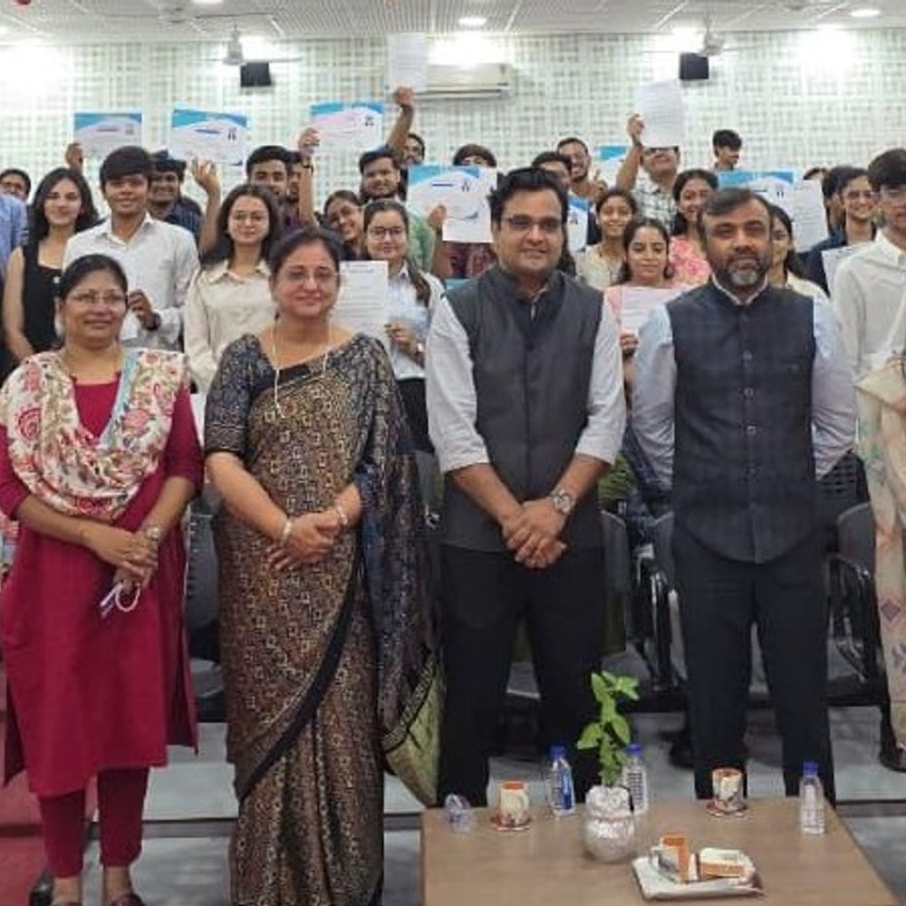 LJ યુનિ.માં ફેલિસિટેશન સેરેમની:સમારંભ દરમિયાન 365 વિદ્યાર્થીઓને 28 લાખની સ્કોલરશિપ એનાયત; અતિથિના પ્રેરણાદાયી પ્રવચન