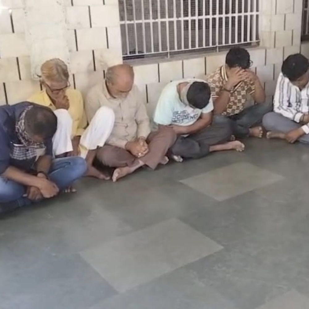 અમીપરામાં જુગારના અડ્ડા પર પોલીસનો દરોડો:રેલવે સ્ટેશન રોડ પરથી જુગાર રમતા 9 શખ્સો ઝડપાયા, ₹21,290ની રોકડ જપ્ત