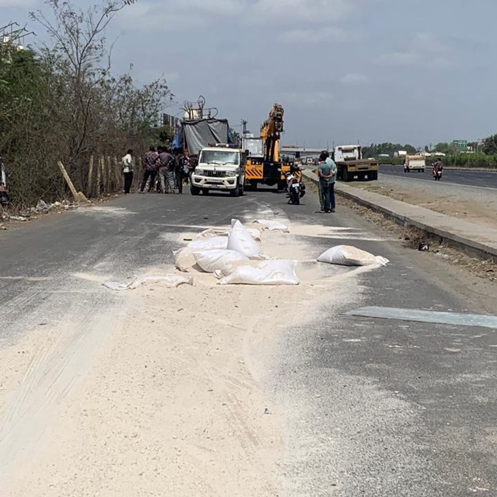 નવસારીમાં નેશનલ હાઈવે-48 પર ટેમ્પોએ બાઈકનું ઉલાળ્યું:ખડસુપા પાસે પતિ સાથે ગેસ સિલિન્ડર લેવા જતી પત્નીનું ઘટનાસ્થળે મોત, ટેમ્પોચાલક વાહન મૂકી ફરાર