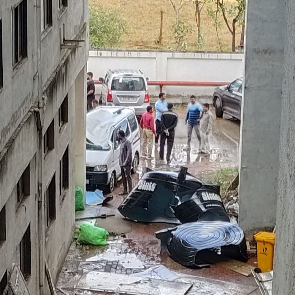 વડનગર સિવિલ હોસ્પિટલ કેમ્પસમાં પાણીની ટાંકી ધરાશાયી:સીન્ટેક્સની ટાંકી ઈકો ગાડી પર પડતા કારનો કુરચો બોલાયો, મોટી જાનહાનિ ટળી