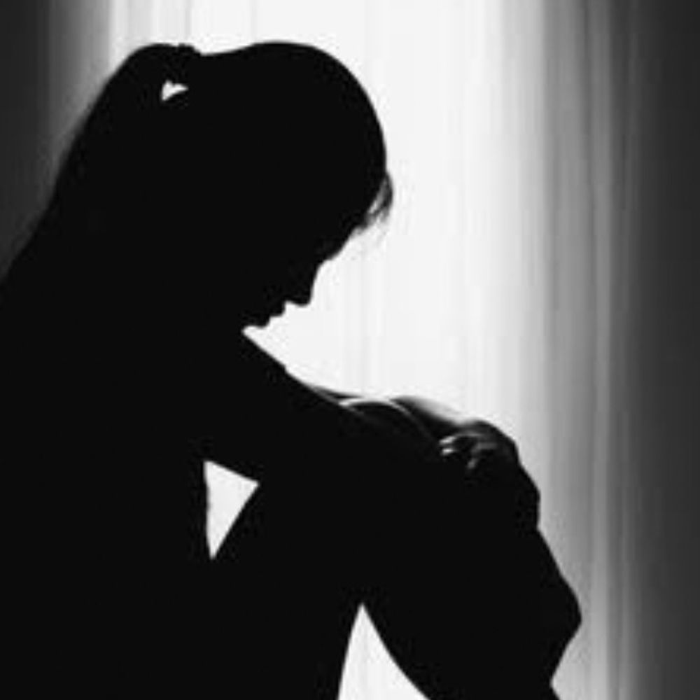 મહિલાના ફોટો એડિટિંગ કરીને બ્લેકમેઇલ કરી:વડોદરામાં પ્રેમીએ પ્રેમિકાના ફોટો બતાવી શારીરિક સંબંધ માટે દબાણ કર્યું, અભયમની મદદ કરીને છુટકારો અપાવ્યો