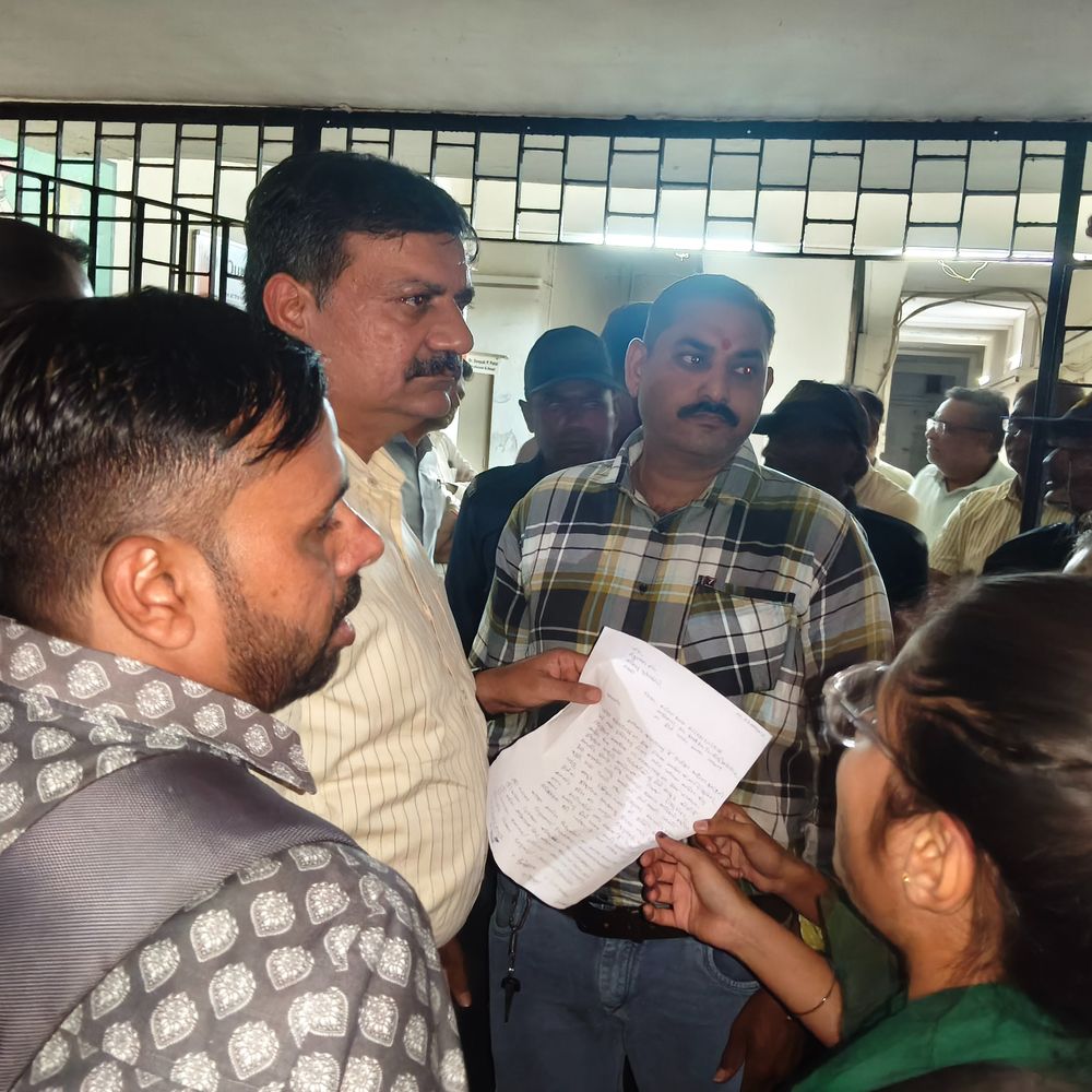 સૌરાષ્ટ્ર યુનિવર્સિટીની ભરતીમાં લાગવગનો આક્ષેપ:જુનિયર ક્લાર્કની ભરતી પરીક્ષામાં પાસ 30 ઉમેદવારોને ખોટી રીતે રિજેક્ટ કરાતા રજીસ્ટ્રારનો ઘેરાવ કરાયો