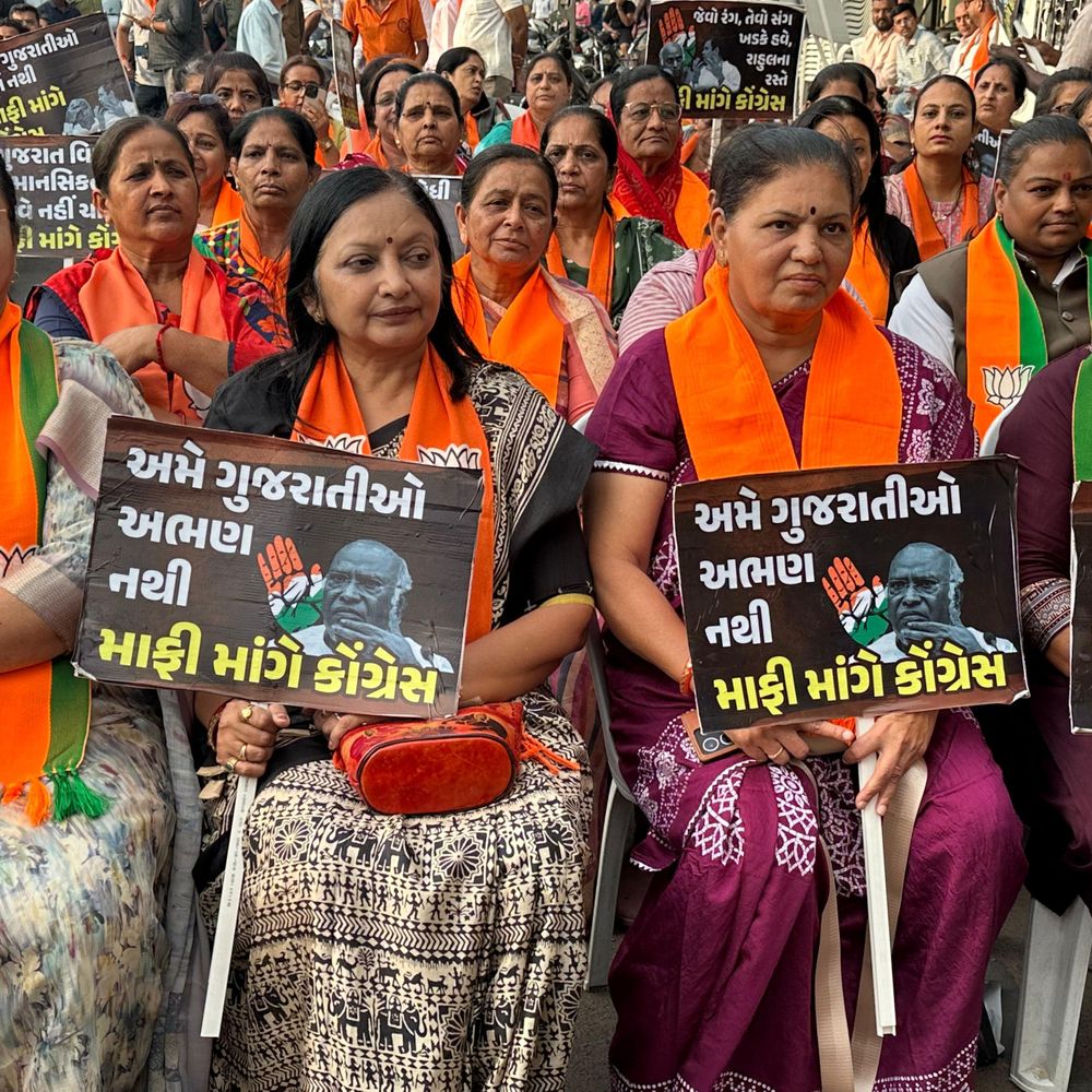 ગુજરાતીઓનું અપમાન કરનાર ખડગે માફી માંગે:રાજકોટનાં કિસાનપરા ચોકમાં ભાજપના મૌન ધરણા, મનપાનાં જન્મ-મરણ વિભાગમાં અરજદારોની લાંબી લાઈનો લાગી