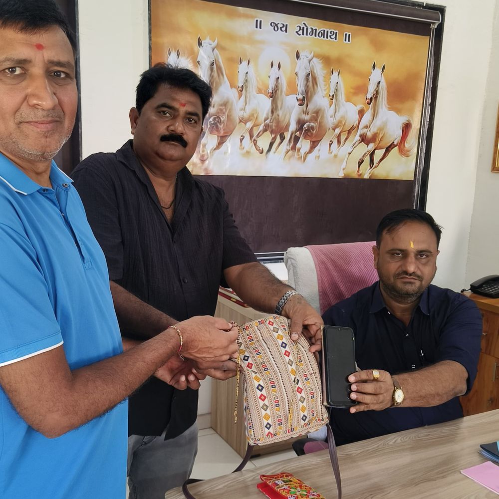 વેરાવળ ડેપો કર્મચારીએ પરત કર્યું રૂ. 2 લાખનું મંગળસૂત્ર:સ્લીપર બસમાં મળેલું પર્સ માલિકને સોંપાતા મુસાફરે આભાર માન્યો