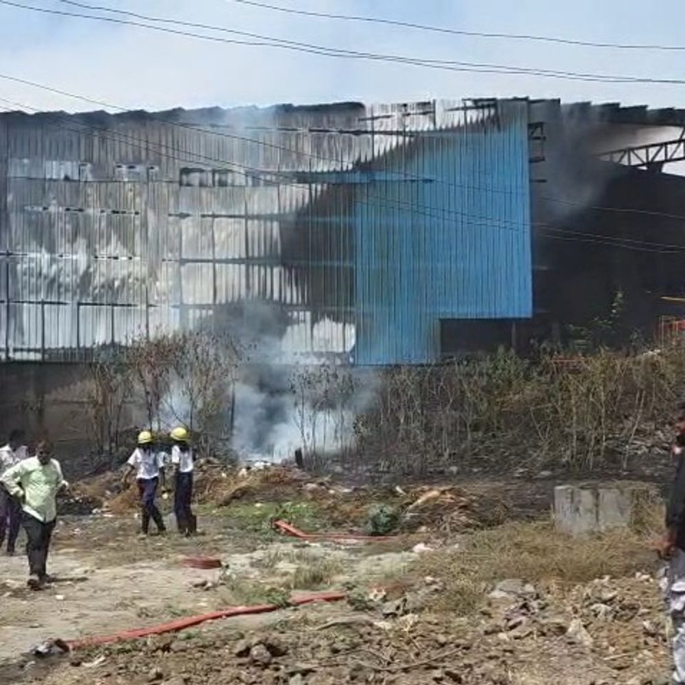 વાપી GIDCની શાહ પેપર મિલમાં આગ લાગી:ફાયરકર્મીઓએ કલાકો જહેમત કાબૂ મેળવ્યો, કૂલિંગ પ્રોસેસ ચાલુ