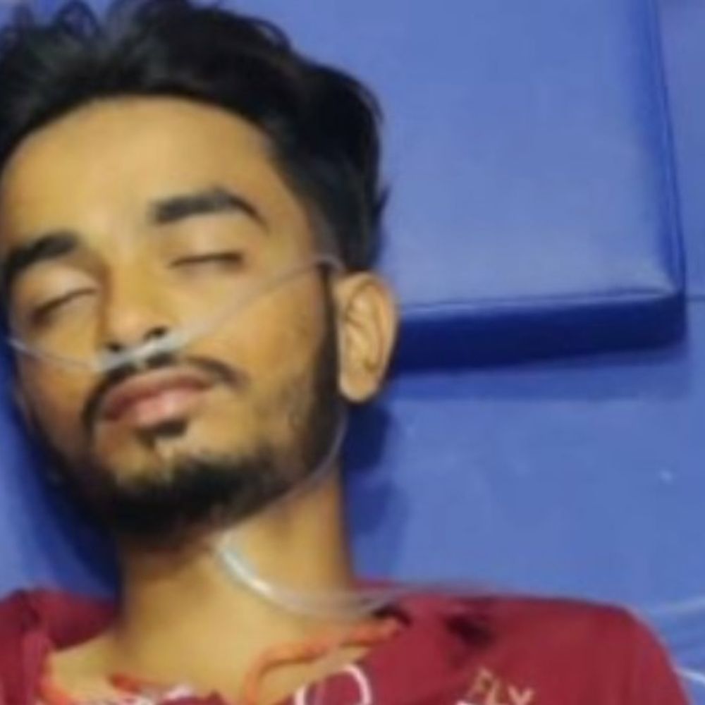 હળવદના ટીકર ગામે યુવાન પર છરી વડે જીવલેણ હુમલો:કૌટુંબિક બહેનનો પીછો કરવાની શંકાએ લોહિયાળ ખેલ ખેલાયો, ઈજાગ્રસ્તને વધુ સારવાર માટે અમદાવાદ ખસેડાયો