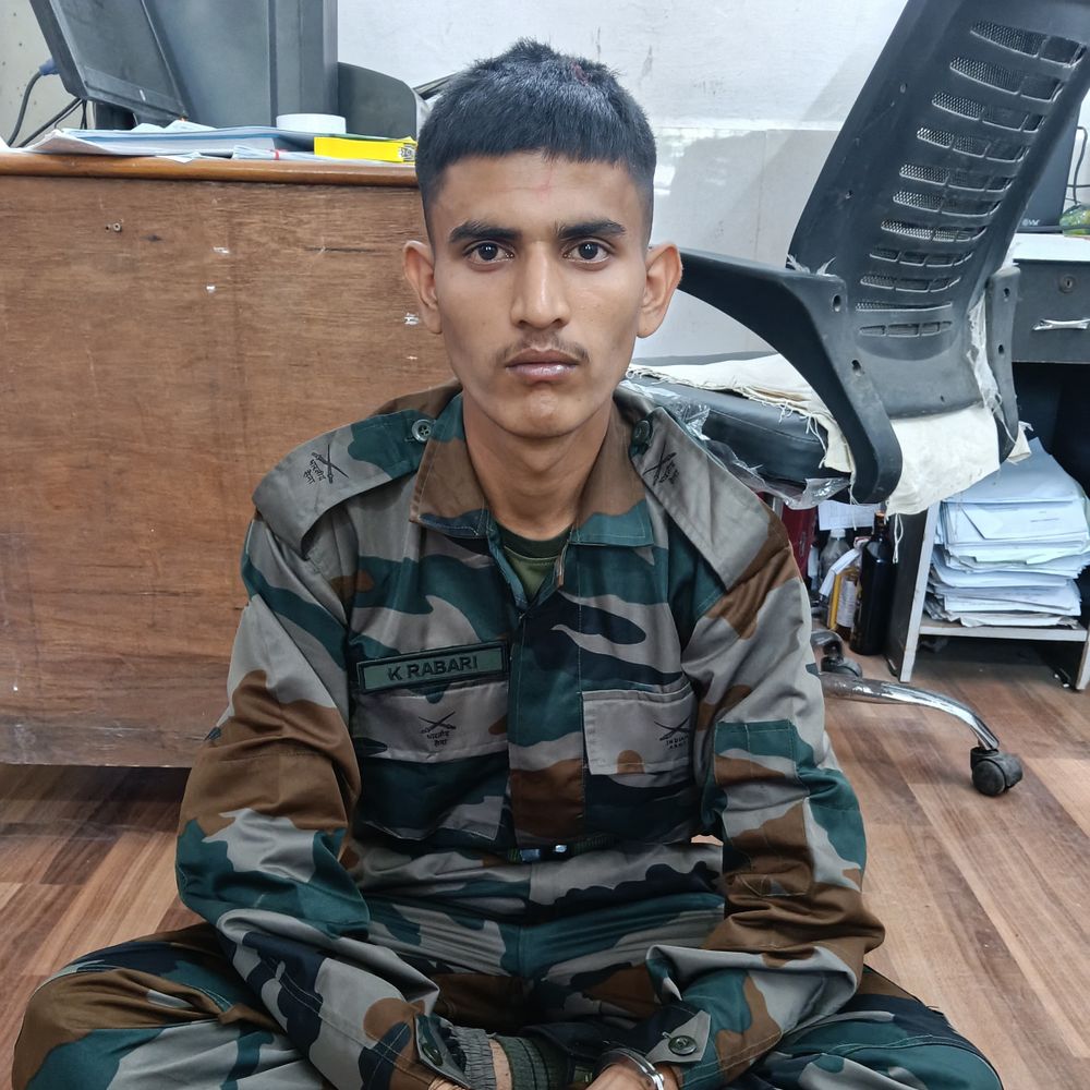 આર્મી ડ્રેસ પહેરી ખોટું ID બનાવ્યું, રાજસ્થાની ઝબ્બે: દ્વારકામાં નવતર ઠગાઈનો પ્રયાસ, પોલીસે આરોપીને ઝડપી પાડ્યો.