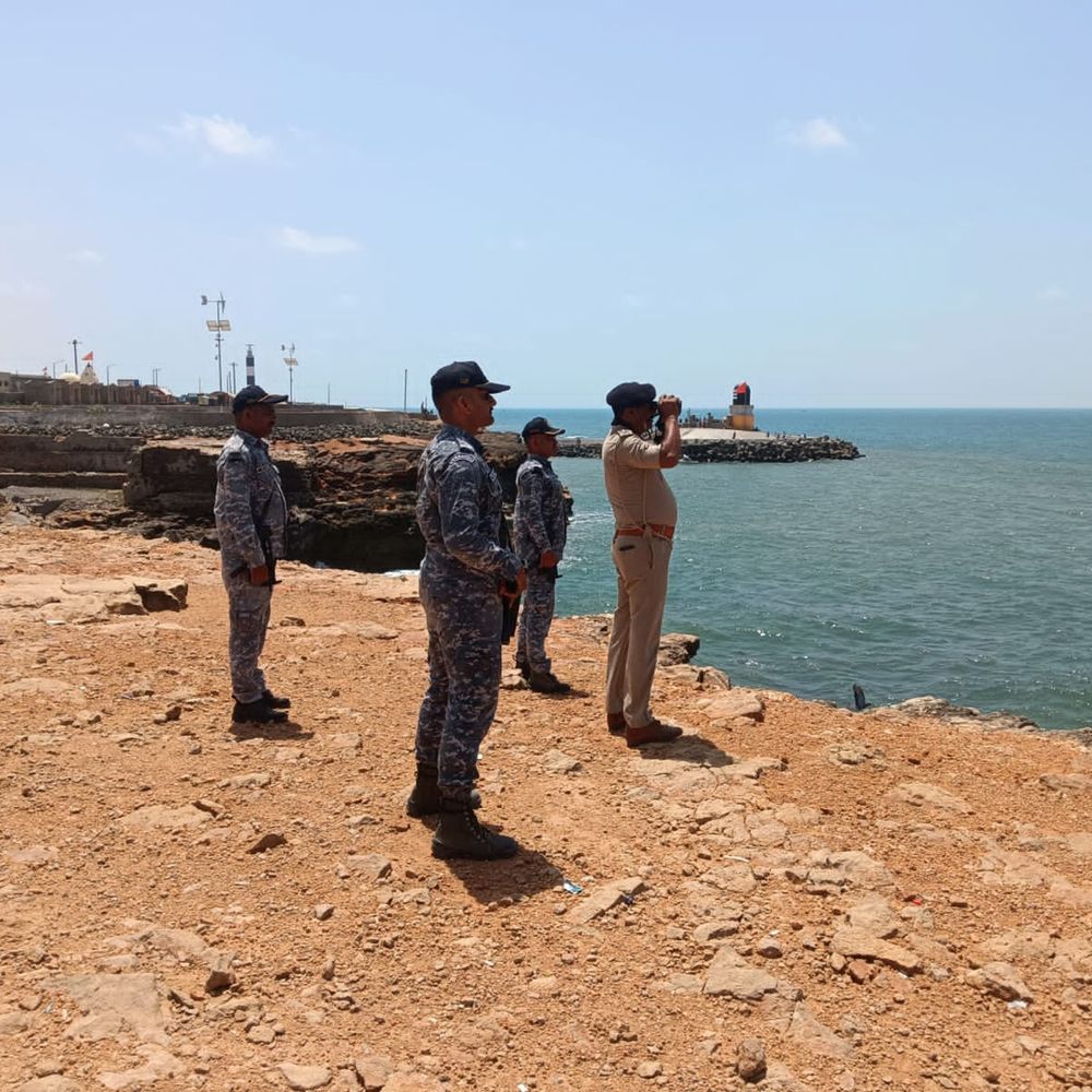 ઓખા મરીન ટાસ્ક ફોર્સ દ્વારા દરિયાઈ કાંઠાળ વિસ્તારોમાં સઘન કોસ્ટલ પેટ્રોલિંગ.