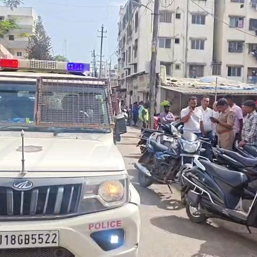 બીલીમોરામાં જ્વેલર્સના માલિક પર ફાયરિંગ:3 શખસનો લૂંટનો પ્રયાસ, હિંમતથી પ્રતિકાર કરતાં 'ચંચલ જ્વેલર્સ'ના ઓનર ઈજાગ્રસ્ત, આરોપીઓ ફરાર